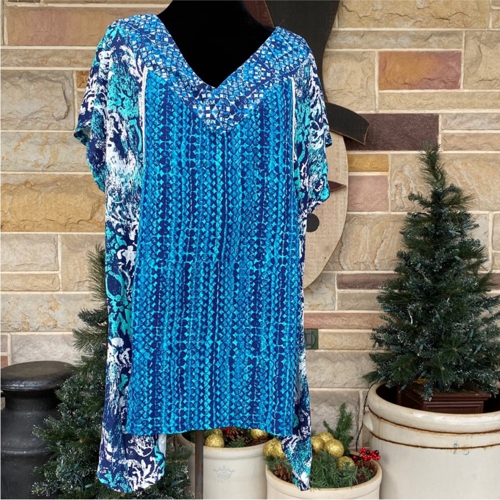 Avenue Blue Mixed Print V-Neck Sharkbite Hem Top